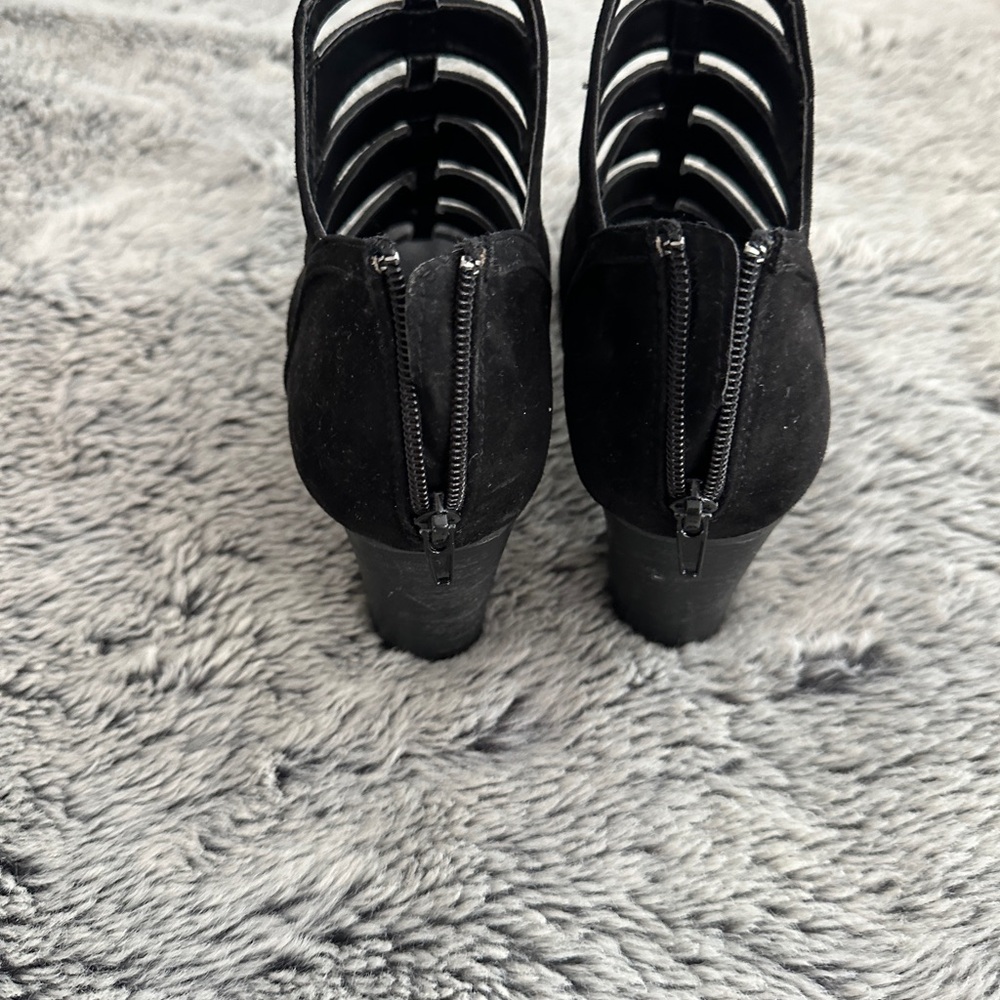 black heels - Picture 4 of 4